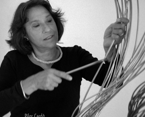 Pilar Cerdà con escultura 'Vinyes verdes vora el mar...'
