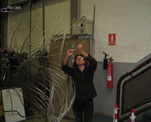 Pilar Cerdà trabajando escultura 'Vinyes verdes vora el mar...'