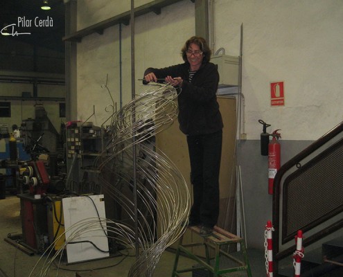 Pilar Cerdà trabajando escultura 'Vinyes verdes vora el mar...'